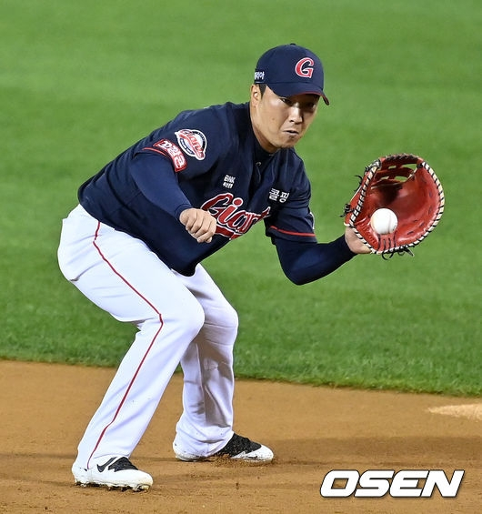 1루 수비하는 정훈.