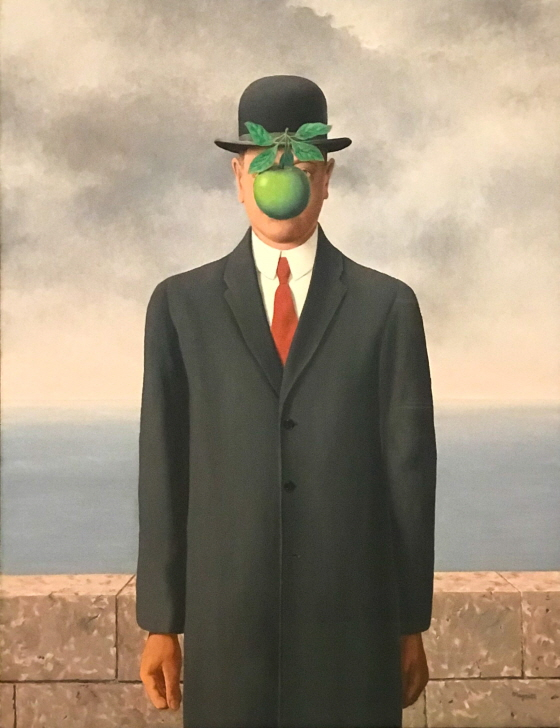 르네 마그리트(Rene Magritte), '인간의 아들(The Son of Man, 1964)', the exhibition: The Fifth Season, SFMOMA, San Francisco (2018). 사진제공= Lou Stejskal via Flickr/Creative Commons.