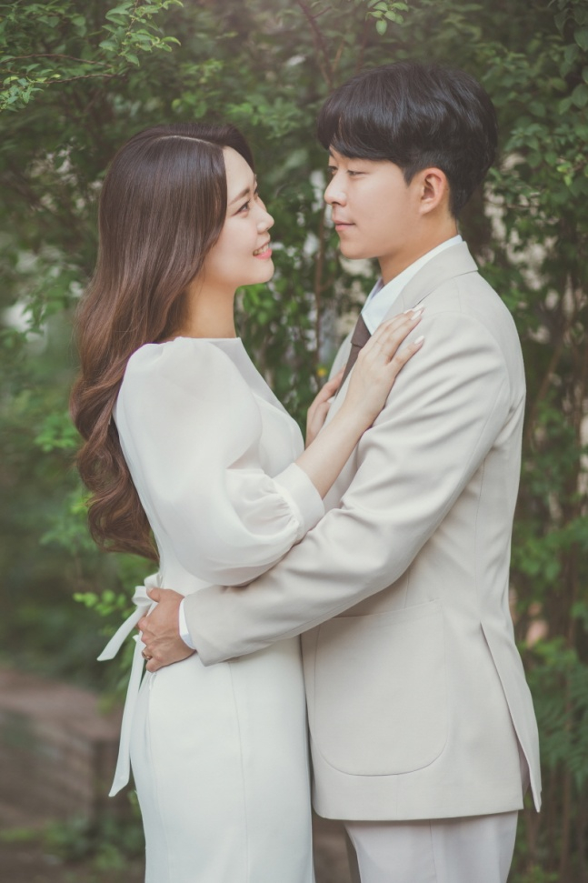 삼성 내야수 안주형(오른쪽)과 신부 김승미 씨./사진=삼성 라이온즈