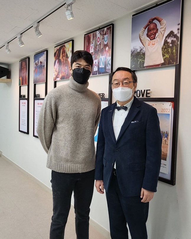 축구선수 기성용(왼쪽)이 국내 취약계층 아동 및 축구 꿈나무 지원을 위해 20억 원을 월드비전에 기부했다. /사진=월드비전