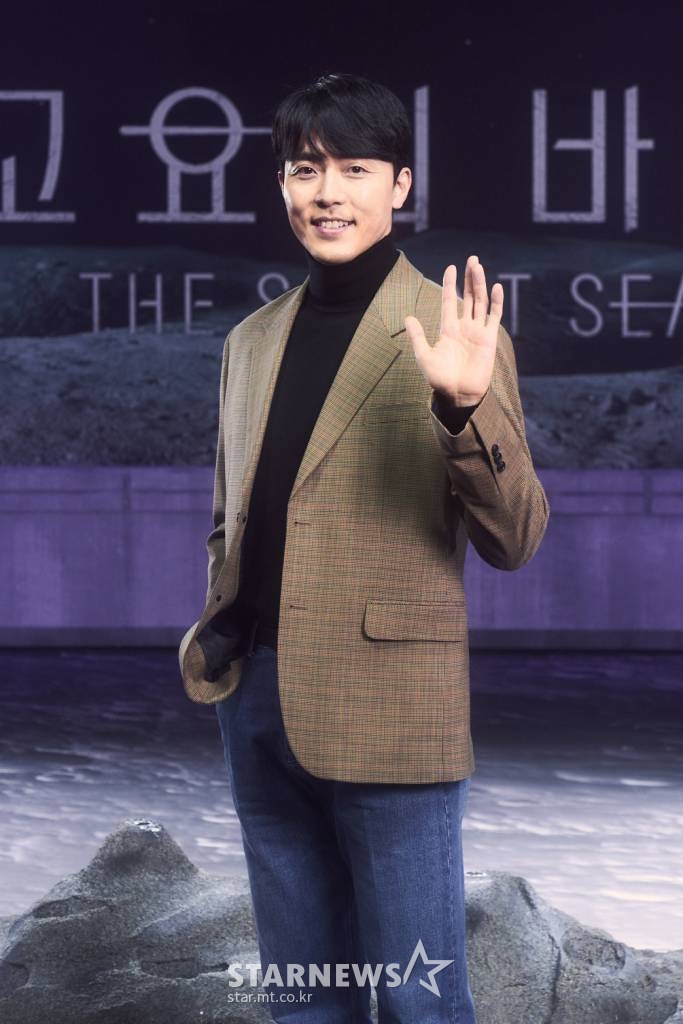 배우 이무생이 22일 오전 온라인 생중계로 진행된 넷플릭스 오리지널 드라마 '고요의 바다' 제작발표회에 참석해 포즈를 취하고 있다. 필수 자원의 고갈로 황폐해진 근미래의 지구, 특수 임무를 받고 달에 버려진 연구기지로 떠난 정예 대원들의 이야기를 담은 '고요의 바다'는 오는 24일 공개된다. /사진제공=넷플릭스 2021.12.22 /사진=이동훈 기자 photoguy@
