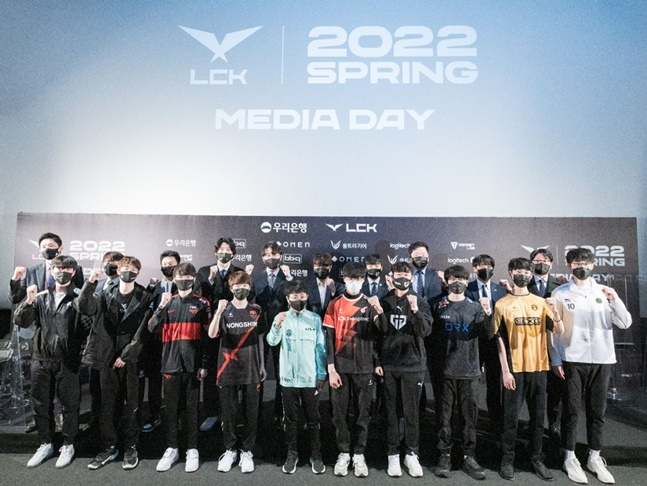 5일 열린 2022 LCK 스프링 개막 미디어데이에 참가한 10개 팀 감독 및 선수. /사진=LCK 제공