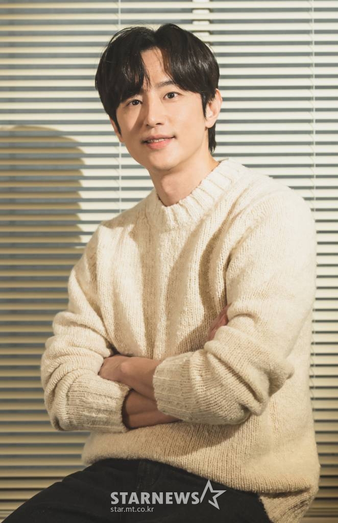 영화 '경관의 피'(감독 이규만)의 배우 권율이 6일 오전 진행된 화상 라운드 인터뷰를 위해 포즈를 취하고 있다.  '경관의 피'는 위법 수사도 개의치 않는 광수대 에이스 강윤(조진웅 분)과 그를 감시하게 된 언더커버 신입경찰 민재(최우식 분)의 위험한 추적을 그린 범죄수사극이다. /사진제공=에이스메이커무비웍스 2022.01.06 /사진=이동훈 기자 photoguy@