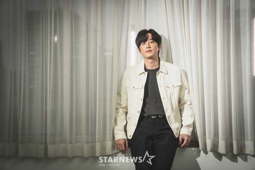 영화 '경관의 피'(감독 이규만)의 배우 권율이 6일 오전 진행된 화상 라운드 인터뷰를 위해 포즈를 취하고 있다.  '경관의 피'는 위법 수사도 개의치 않는 광수대 에이스 강윤(조진웅 분)과 그를 감시하게 된 언더커버 신입경찰 민재(최우식 분)의 위험한 추적을 그린 범죄수사극이다. /사진제공=에이스메이커무비웍스 2022.01.06 /사진=이동훈 기자 photoguy@