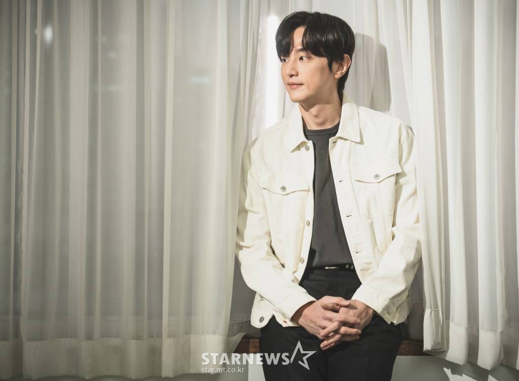 영화 '경관의 피'(감독 이규만)의 배우 권율이 6일 오전 진행된 화상 라운드 인터뷰를 위해 포즈를 취하고 있다.  '경관의 피'는 위법 수사도 개의치 않는 광수대 에이스 강윤(조진웅 분)과 그를 감시하게 된 언더커버 신입경찰 민재(최우식 분)의 위험한 추적을 그린 범죄수사극이다. /사진제공=에이스메이커무비웍스 2022.01.06 /사진=이동훈 기자 photoguy@