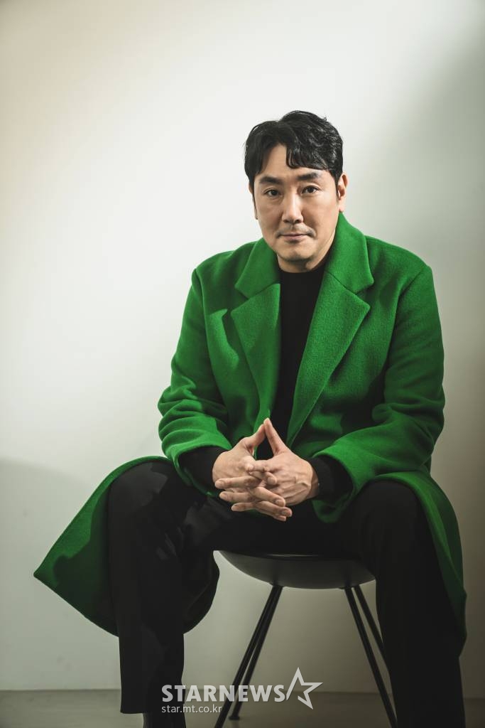 영화 '경관의 피'(감독 이규만)의 배우 조진웅이 7일 오전 진행된 화상 라운드 인터뷰를 위해 포즈를 취하고 있다.  '경관의 피'는 위법 수사도 개의치 않는 광수대 에이스 강윤(조진웅 분)과 그를 감시하게 된 언더커버 신입경찰 민재(최우식 분)의 위험한 추적을 그린 범죄수사극이다. /사진제공=에이스메이커무비웍스 2022.01.07 /사진=이동훈 기자 photoguy@