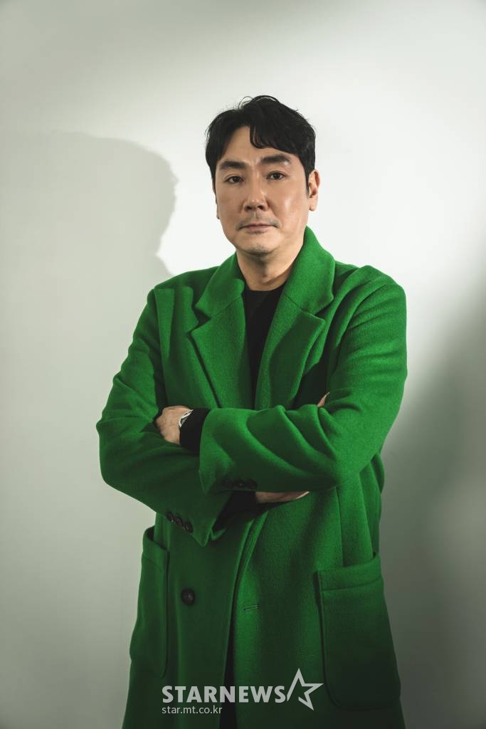 영화 '경관의 피'(감독 이규만)의 배우 조진웅이 7일 오전 진행된 화상 라운드 인터뷰를 위해 포즈를 취하고 있다. '경관의 피'는 위법 수사도 개의치 않는 광수대 에이스 강윤(조진웅 분)과 그를 감시하게 된 언더커버 신입경찰 민재(최우식 분)의 위험한 추적을 그린 범죄수사극이다. /사진제공=에이스메이커무비웍스 2022.01.07 /사진=이동훈 기자 photoguy@