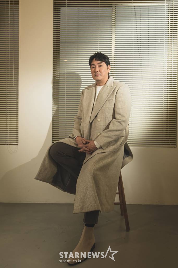 영화 '경관의 피'(감독 이규만)의 배우 조진웅이 7일 오전 진행된 화상 라운드 인터뷰를 위해 포즈를 취하고 있다. '경관의 피'는 위법 수사도 개의치 않는 광수대 에이스 강윤(조진웅 분)과 그를 감시하게 된 언더커버 신입경찰 민재(최우식 분)의 위험한 추적을 그린 범죄수사극이다. /사진제공=에이스메이커무비웍스 2022.01.07 /사진=이동훈 기자 photoguy@