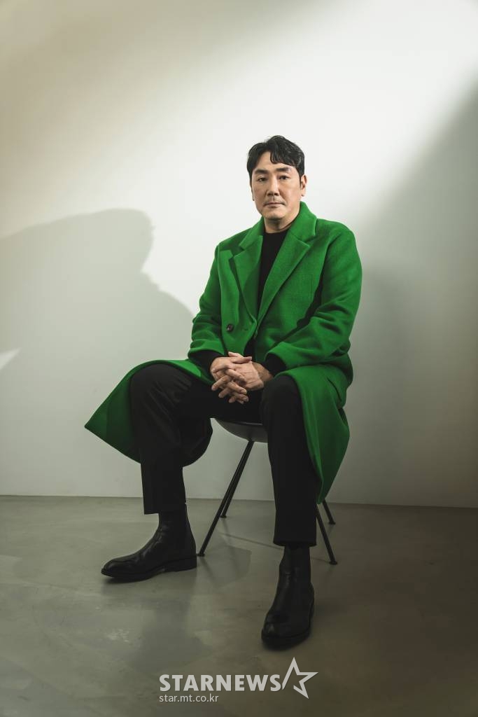 영화 '경관의 피'(감독 이규만)의 배우 조진웅이 7일 오전 진행된 화상 라운드 인터뷰를 위해 포즈를 취하고 있다. '경관의 피'는 위법 수사도 개의치 않는 광수대 에이스 강윤(조진웅 분)과 그를 감시하게 된 언더커버 신입경찰 민재(최우식 분)의 위험한 추적을 그린 범죄수사극이다. /사진제공=에이스메이커무비웍스 2022.01.07 /사진=이동훈 기자 photoguy@