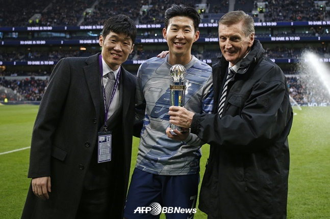 지난 2019년 AFC(아시아축구연맹) 올해의 선수상 수상자 손흥민(가운데)과 트로피를 전달하기 위해 런던으로 날아간 박지성(왼쪽). /AFPBBNews=뉴스1