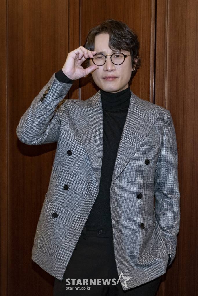 영화 '특송'(감독 박대민)의 주연배우 송새벽이 3일 오전 진행된 라운드 인터뷰를 위해 포즈를 취하고 있다.  성공률 100%의 특송 전문 드라이버 '은하'가 예기치 못한 배송사고에 휘말리면서 벌어지는 추격전을 담은 범죄 오락 액션 영화 '특송'은 오는 12일 개봉된다. /사진제공=NEW 2022.01.03 /사진=이동훈 기자 photoguy@