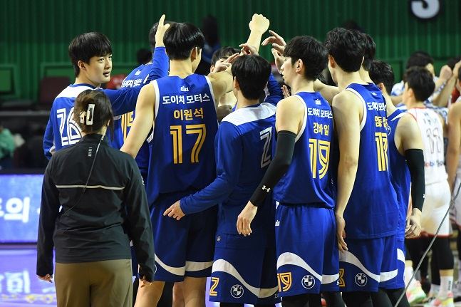 7일 잠실실내체육관에서 열린 2021-2022 KGC인삼공사 정관장 프로농구 서울 삼성과 대구 한국가스공사의 경기에서 삼성 선수단이 승리가 확정된 후 기쁨을 나누고 있다. /사진제공=KBL