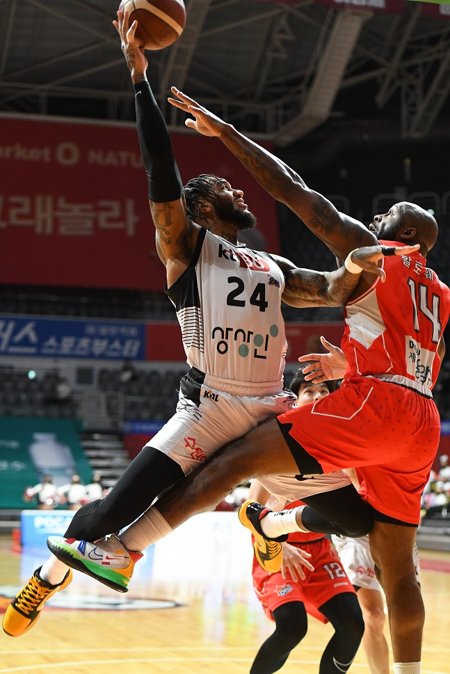 10일 고양체육관에서 열린 2021-2022 KGC인삼공사 정관장 프로농구 고양 오리온과 수원 KT의 경기에서 오리온 머피 할러웨이(오른쪽)와 KT 마이크 마이어스가 골밑 경쟁을 펼치고 있다. /사진제공=KBL