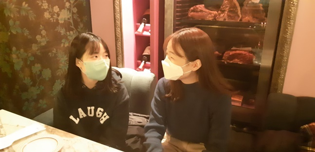 고교동창팀으로 참가해 최우수상을 수상한 'FUN'팀 홍정민(왼쪽), 이수민씨. /사진=스포츠투아이