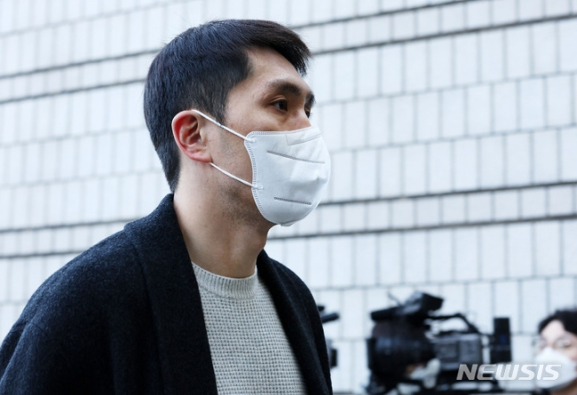 후배를 폭행해 상해를 입힌 혐의로 기소된 전 프로농구 선수 기승호씨가 지난해 12월2일 서울 서초구 서울중앙지법에서 열린 1차 공판에 출석하고 있다. /사진=뉴시스