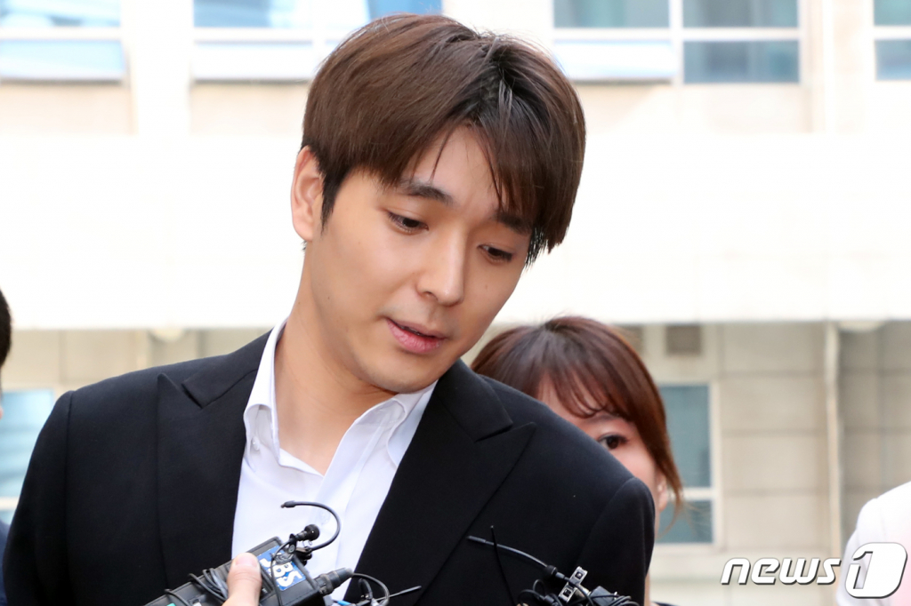 (서울=뉴스1) 황기선 기자 = 단체 카카오톡방 멤버들과 함께 여성을 집단 성폭행했다는 의혹을 받는 가수 최종훈이 16일 오전 서울 중구 남대문경찰서에서 검찰 송치를 위해 호송차로 이동하고 있다. 2019.5.16/뉴스1