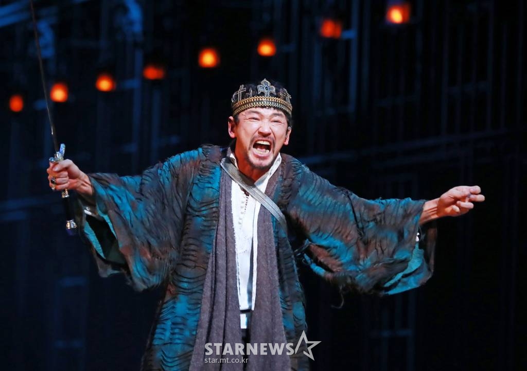 배우 황정민이 13일 오후 서울 서초구 예술의 전당 CJ토월극장에서 진행된 연극 '리차드 3세' 프레스콜에서 열연하고 있다. 셰익스피어가 창조한 가장 매력적인 악인을 그린 연극 '리차드3세'는 내달 13일까지 5주간 예술의 전당 CJ토월극장에서 공연된다. /2022.01.13 /사진=이동훈 기자 photoguy@