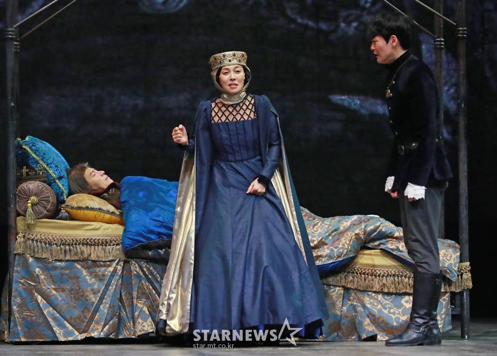13일 오후 서울 서초구 예술의 전당 CJ토월극장에서 진행된 연극 '리차드 3세' 프레스콜에서 장영남 등 배우들이 1열연하고 있다. 셰익스피어가 창조한 가장 매력적인 악인을 그린 연극 '리차드3세'는 내달 13일까지 5주간 예술의 전당 CJ토월극장에서 공연된다. /2022.01.13 /사진=이동훈 기자 photoguy@
