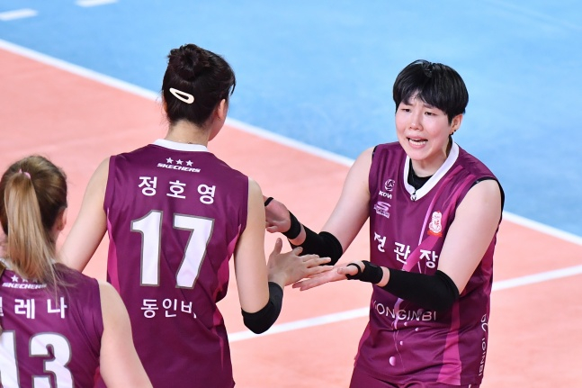 KGC 인삼공사 이소영(오른쪽)이 팀원들을 다독이고 있다./사진=한국배구연맹
