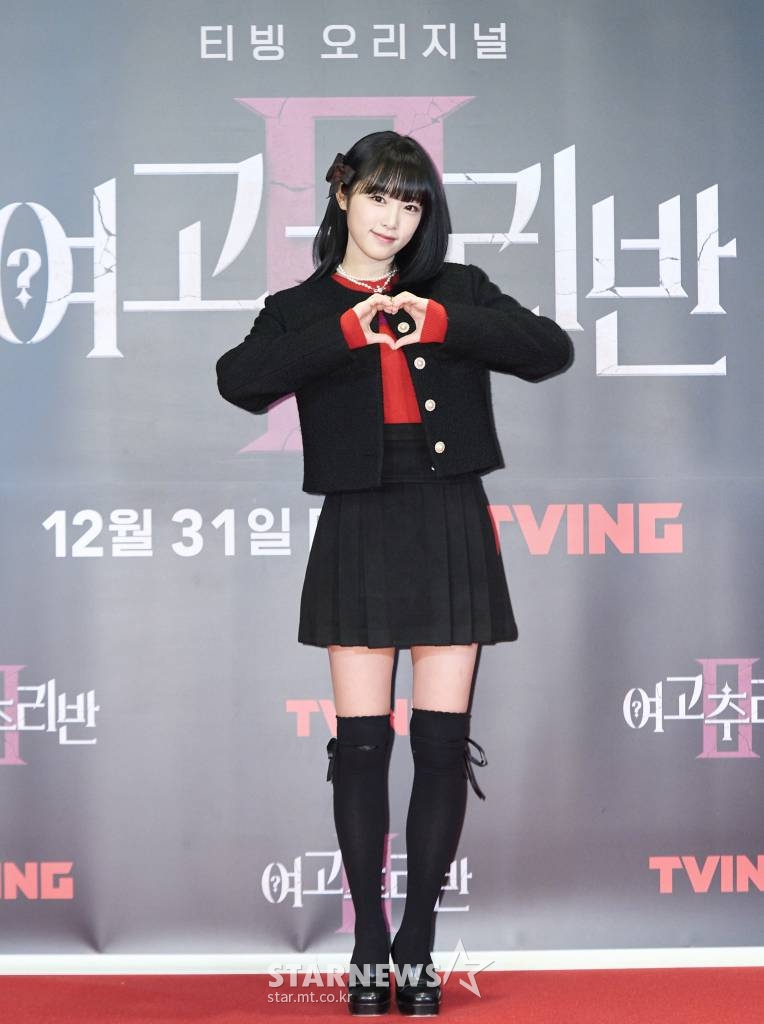 가수 최예나가 28일 오전 온라인 생중계로 진행된 티빙 오리지널 '여고추리반2' 제작발표회에 참석해 포즈를 취하고 있다. 새라여자고등학교에서 전학 간 다섯 명의 추리반 학생들이 더욱 거대한 사건을 만나면서 벌어지는 미스터리 어드벤처 '여고추리반2'는 오는 31일 공개된다. /사진제공=티빙 2021.12.28 /사진=이동훈 기자 photoguy@