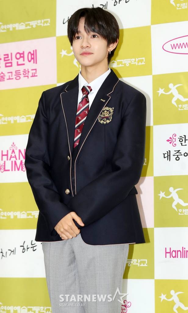 가수 김사무엘이 4일 오전 서울 송파구 장지동 한림연예예술고등학교 제11회 입학식에 앞서 진행된 포토월에서 포즈를 취하고 있다. /사진=김휘선 기자 hwijpg@