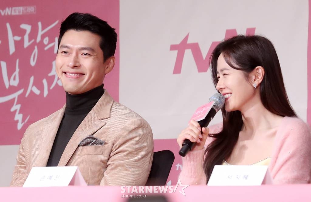 배우 현빈, 손예진이9일 오후 서울 종로구 광화문 포시즌스호텔에서 진행된 tvN 새 토일드라마 '사랑의 불시착' 제작발표회에 참석해 질의응답을 하고 있다. /사진=김휘선 기자 hwijpg@
