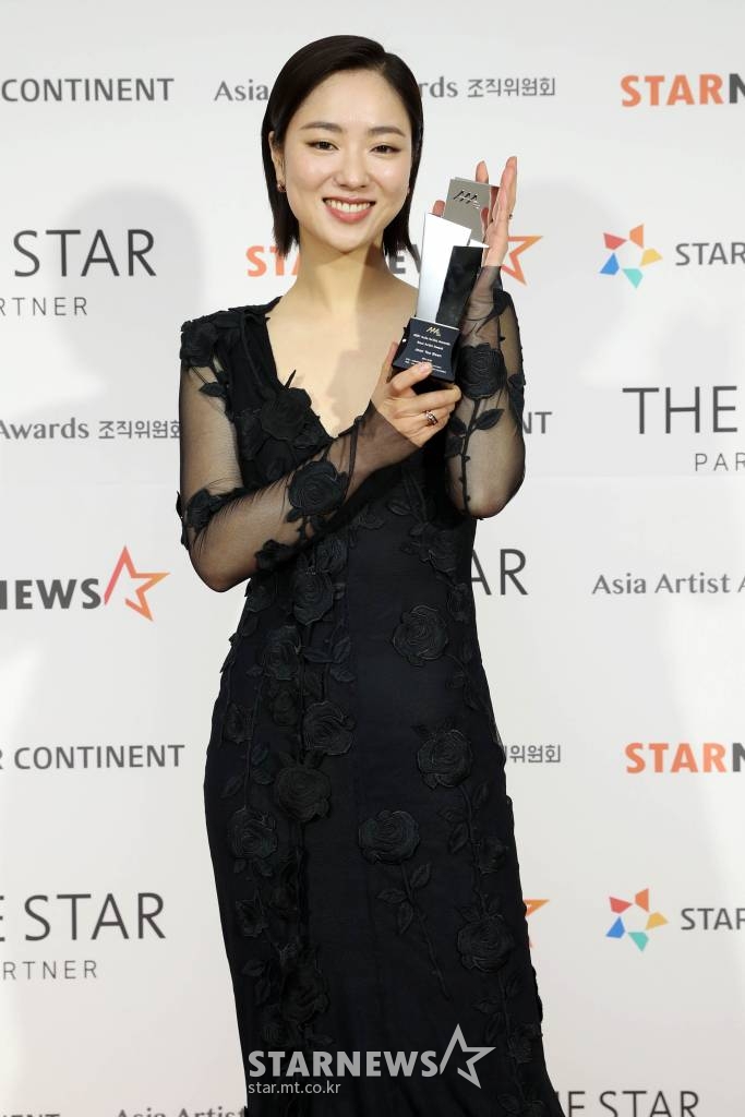 배우 전여빈이 2일 오후 서울 강서구 KBS아레나에서 진행된 '2021 Asia Artist Awards(2021 아시아 아티스트 어워즈, 2021 AAA)' 시상식에서 AAA 베스트 아티스트상 배우부문을 수상하고 포즈를 취하고 있다. 스타뉴스가 주최하고 AAA 조직위원회가 주관하는 AAA는 어디에서도 보지 못했던 새로운 무대를 선보이며 전 세계 팬들의 눈과 귀를 사로잡아 명실상부 NO.1 글로벌 시상식으로 거듭났다. /사진=AAA 기자 star@