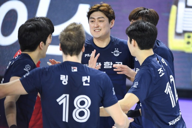 유광우(가운데)./사진=한국배구연맹