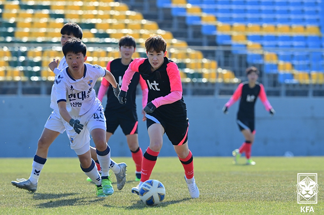 13일 남해스포츠파크에서 열린 울산현대중과 연습경기에 나선 문미라. /사진=대한축구협회