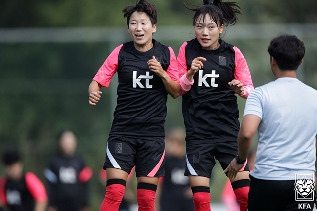 2022 여자 아시안컵에 대체 발탁된 권하늘(왼쪽). /사진=대한축구협회