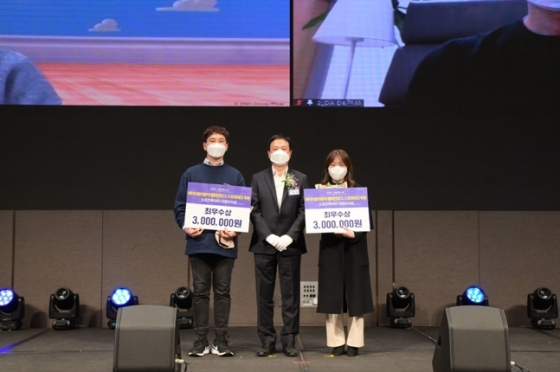 제9회 빅콘테스트 시상식에서 최우수상을 받은 FUN팀의 리더 이수민(오른쪽). /사진=스포츠투아이