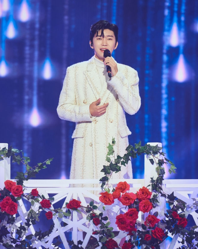 가수 임영웅이 2021 MBC 가요대제전에서 멋진 무대를 펼치고 있다.