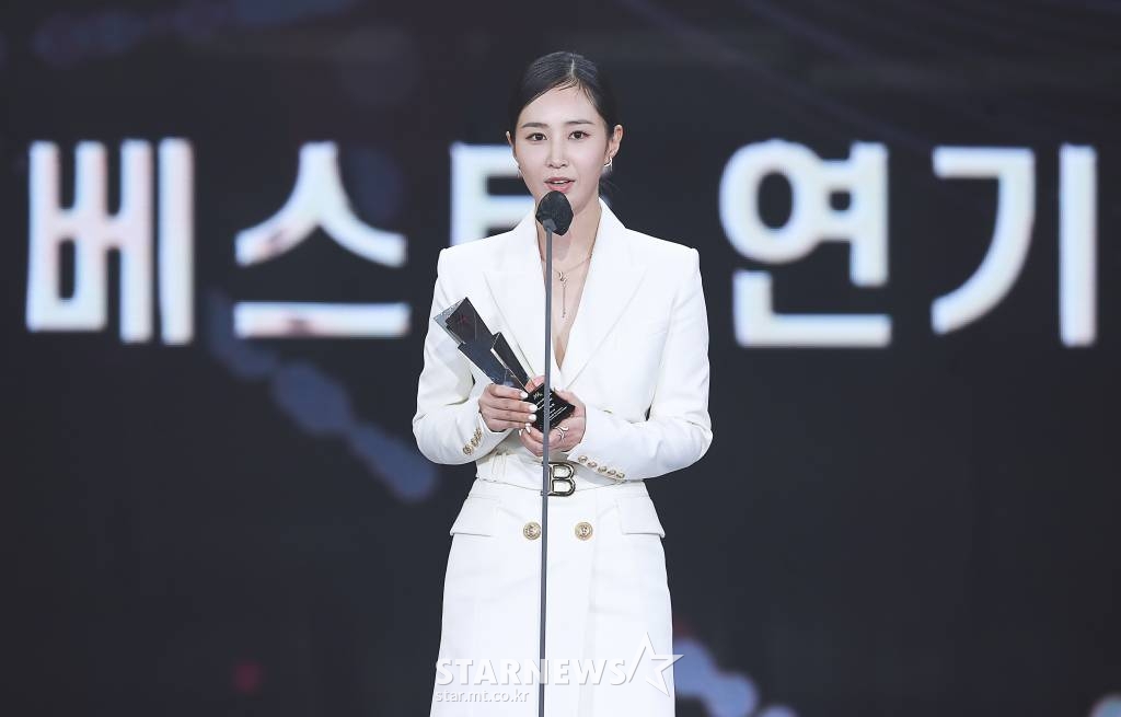 배우 권유리가 지난해 12월 2일 오후 서울 강서구 등촌동 KBS 아레나에서 열린 2021 Asia Artist Awards (2021 아시아 아티스트 어워즈, 2021 AAA) 시상식에서 AAA 베스트 연기상을 수상하고 소감을 전하고 있다. 스타뉴스가 주최하고 AAA 조직위원회가 주관하는 AAA는 어디에서도 보지 못했던 새로운 무대를 선보이며 전 세계 팬들의 눈과 귀를 사로잡아 명실상부 NO.1 글로벌 시상식으로 거듭났다. /사진=AAA 기자 star@