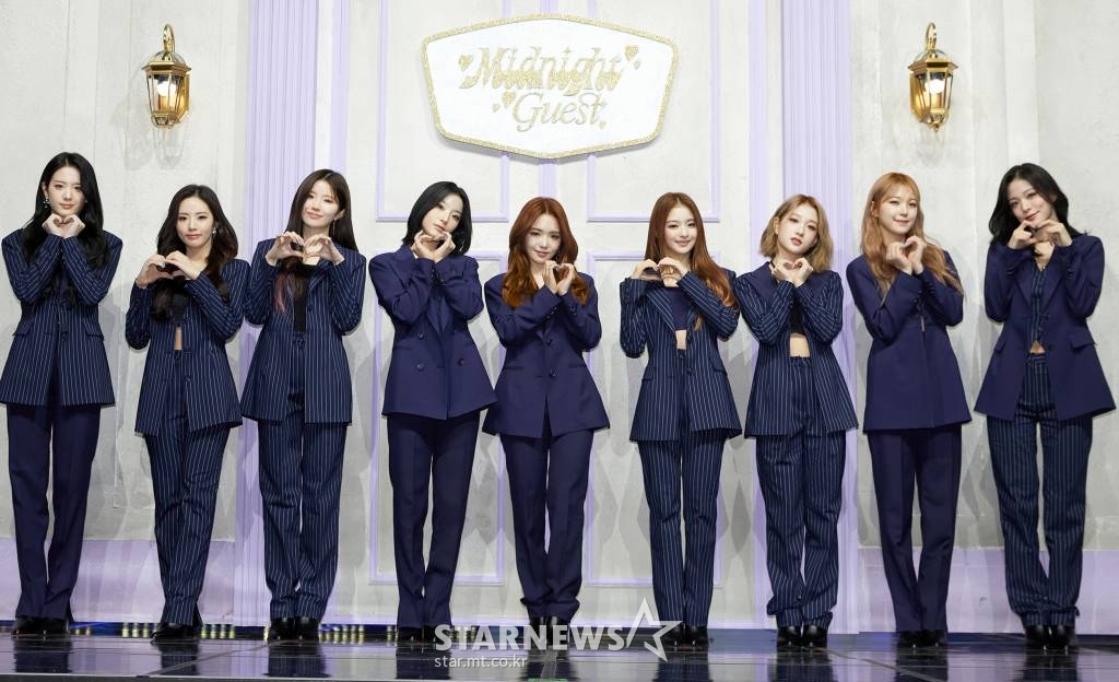 그룹 프로미스나인 노지선, 박지원, 백지헌, 송하영, 이나경, 이새롬, 이서연, 이채영, 장규리가 17일 오후 서울 한남동 블루스퀘어에서 진행된 미니 4집 'Midnight Guest' 발매 기념 미디어 쇼케이스에 참석해 포즈를 취하고 있다. <사진=플레디스> 2022.01.17 /사진=임성균 기자 tjdrbs23@