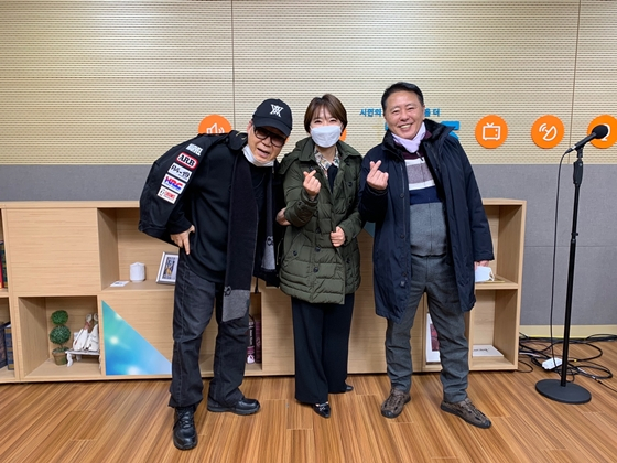 가수 조영남(사진 맨 왼쪽)이 TBS FM 라디오 '최일구의 허리케인 라디오'에 출연했다./사진제공=TBS FM '최일구의 허리케인 라디오'