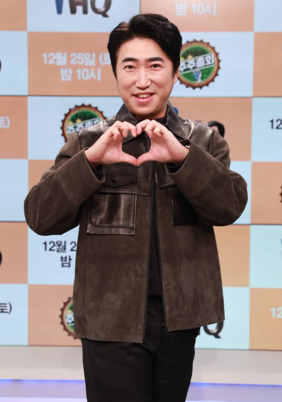 개그맨 장동민이 24일 오전 온라인 생중계로 진행된 IHQ 새 예능 '주주총회' 제작발표회에 참석해 포즈를 취하고 있다. 안주에 진심인 애주가들이 모여 다양한 술과 음식에 대한 정보를 공유하는 '주주총회'는 오는 25일 첫 방송된다. /사진제공=IHQ 2021.12.24 /사진=이동훈 기자 photoguy@