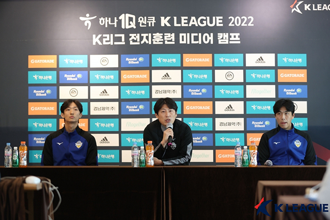 18일 부산송정호텔에서 진행된 K리그 전지훈련 미디어 캠프에 참석한 충남아산 박주원(왼쪽부터)과 박동혁 감독, 유준수. /사진=한국프로축구연맹