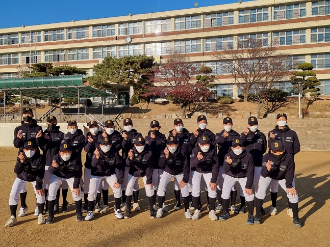 추신수에게 기증받은 점퍼를 입은 동인천중학교 야구부. /사진=SSG