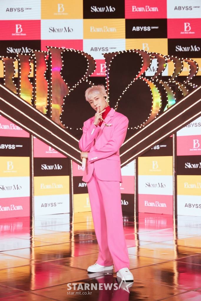 가수 뱀뱀이 18일 오후 온라인 생중계로 진행된 두 번째 미니앨범 '비'(B) 발매기념 쇼케이스에 앞서 포즈를 취하고 있다.  지난해 첫 솔로 미니앨범 '리본'(riBBon) 이후 7개월여 만에 선보이는 두 번째 미니앨범 '비'는 뱀뱀만의 세상을 이야기한 앨범이다. /사진제공=어비스컴퍼니 2022.01.18 /사진=이동훈 기자 photoguy@