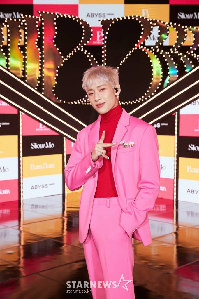 가수 뱀뱀이 18일 오후 온라인 생중계로 진행된 두 번째 미니앨범 '비'(B) 발매기념 쇼케이스에 앞서 포즈를 취하고 있다. 지난해 첫 솔로 미니앨범 '리본'(riBBon) 이후 7개월여 만에 선보이는 두 번째 미니앨범 '비'는 뱀뱀만의 세상을 이야기한 앨범이다. /사진제공=어비스컴퍼니 2022.01.18 /사진=이동훈 기자 photoguy@