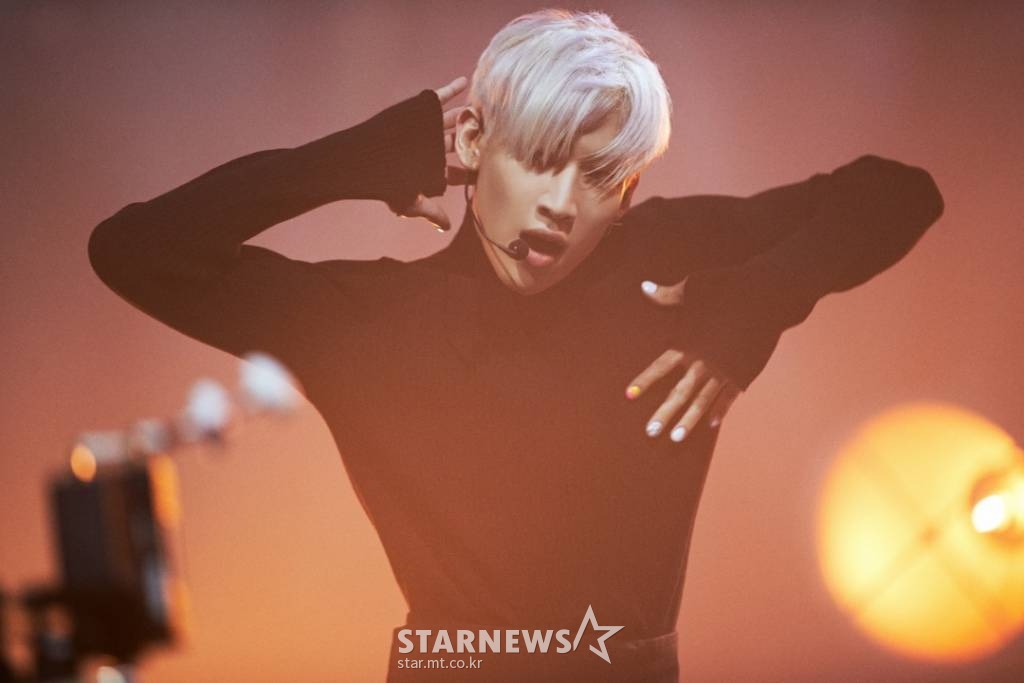 가수 뱀뱀이 18일 오후 온라인 생중계로 진행된 두 번째 미니앨범 '비'(B) 발매기념 쇼케이스에서 신곡을 선보이고 있다. 지난해 첫 솔로 미니앨범 '리본'(riBBon) 이후 7개월여 만에 선보이는 두 번째 미니앨범 '비'는 뱀뱀만의 세상을 이야기한 앨범이다. /사진제공=어비스컴퍼니 2022.01.18 /사진=이동훈 기자 photoguy@