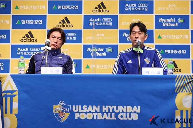 19일 거제삼성호텔에서 열린 울산 동계훈련 미디어데이에 참석한 홍명보(왼쪽) 울산현대 감독과 박주영. /사진=한국프로축구연맹