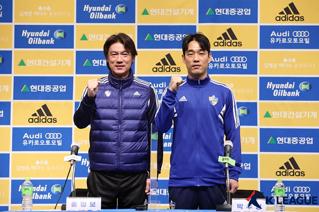 19일 거제삼성호텔에서 열린 울산 동계훈련 미디어데이에 참석한 홍명보(왼쪽) 울산현대 감독과 박주영. /사진=한국프로축구연맹