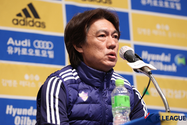 19일 거제삼성호텔에서 열린 울산현대축구단 2022시즌 동계 전지훈련 공식 미디어데이에 참석한 홍명보 울산현대 감독. /사진=한국프로축구연맹