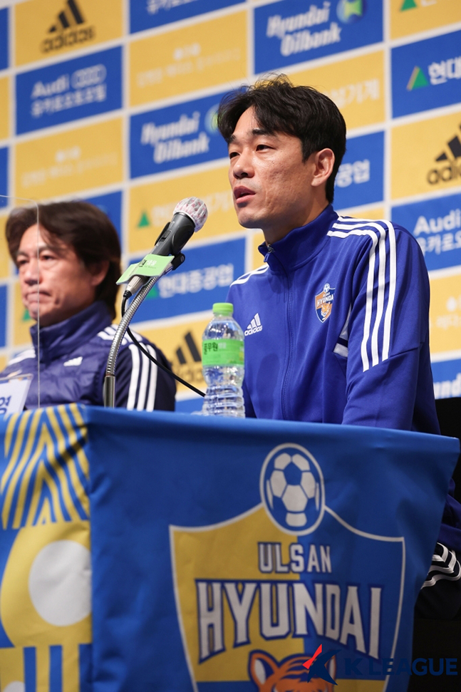 19일 거제삼성호텔에서 열린 울산현대축구단 2022시즌 동계 전지훈련 공식 미디어데이에 참석한 울산현대 박주영(오른쪽)과 홍명보 감독. /사진=한국프로축구연맹