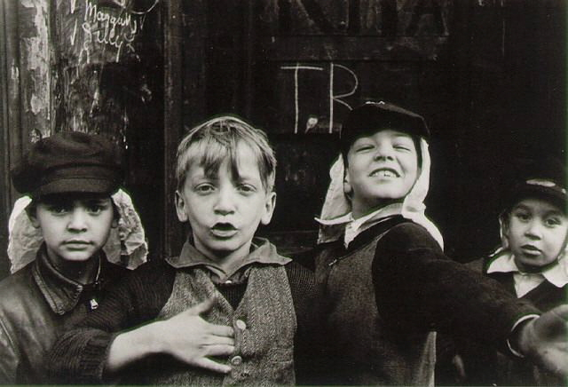 헬렌 레빗(Helen Levitt), '뉴욕(New York)', Museum of Modern Art, New York, c. 1940. 사진제공= Brooke Singer via Flickr/Creative Commons.