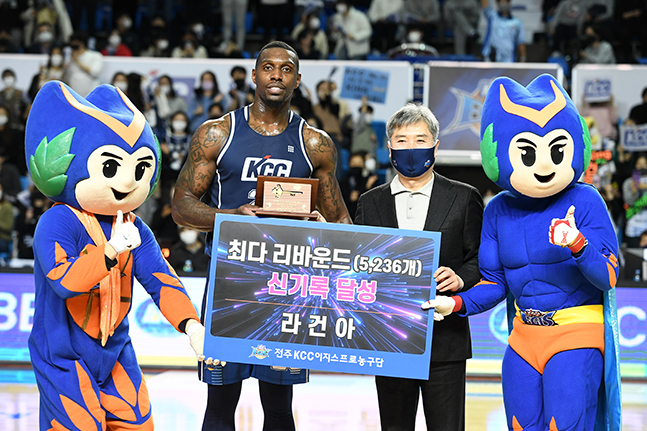 19일 고양 오리온전에서 KBL 통산 5236번째 리바운드를 잡아내며 이 부문 1위로 올라선 뒤 기념구와 기념패를 전달받은 전주 KCC 라건아(왼쪽). /사진=KBL