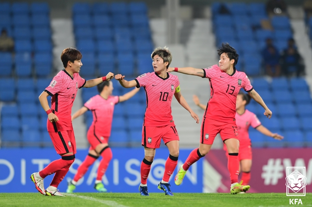 지소연(가운데)이 선제골을 넣은 뒤 동료들과 기쁨을 나누고 있다. /사진=대한축구협회 제공
