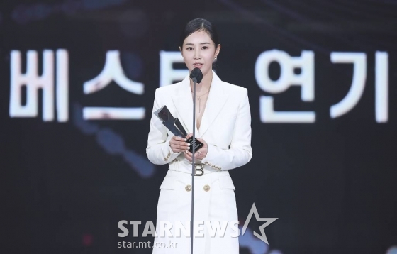 배우 권유리가 지난해 12월 2일 오후 서울 강서구 등촌동 KBS 아레나에서 열린 2021 Asia Artist Awards (2021 아시아 아티스트 어워즈, 2021 AAA) 시상식에서 AAA 베스트 연기상을 수상하고 소감을 전하고 있다. 스타뉴스가 주최하고 AAA 조직위원회가 주관하는 AAA는 어디에서도 보지 못했던 새로운 무대를 선보이며 전 세계 팬들의 눈과 귀를 사로잡아 명실상부 NO.1 글로벌 시상식으로 거듭났다. /사진=AAA 기자 star@