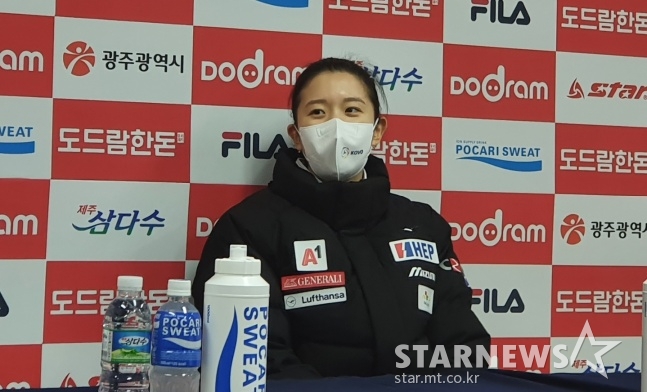 이다현이 23일 2021~2022 V리그 올스타전이 끝난 후 가진 인터뷰에서 취재진의 물음에 답하고 있다./사진=김동윤 기자